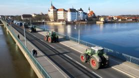 Cierran el puente de un pueblo y un agricultor ha recorrido más de 1.000 kilómetros para rodearlo: "Es mucho desperdicio de combustible"