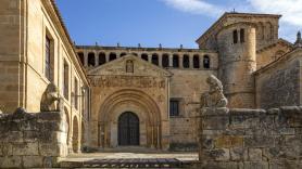Detenidos dos jóvenes por hacer una inscripción en la Colegiata de Santillana del Mar