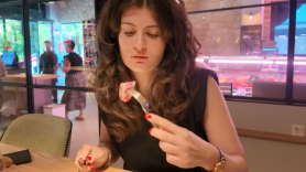 Una experta en gastronomía viaja a un pueblo del norte de España para probar la chuleta y su reacción tras el primer bocado es inmediata: "Es increíblemente tierna, suave y jugosa"