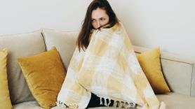 Los vecinos de un edificio sobreviven a 14º por su mal aislamiento: "Pago 1.000 euros al mes por ponerme enferma"