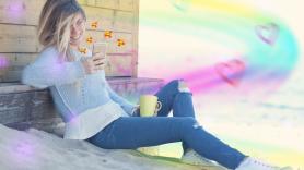 Tiene novio, se van de vacaciones y planean casarse, pero él no existe: "Me satisface más que los hombres reales"