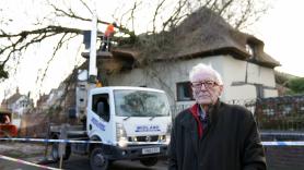 El árbol de su vecino se estrella contra su casa, recibe una factura de 42.000 euros y la aseguradora no quiere saber nada del tema