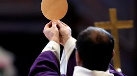 Un sacerdote español, sobre el salario que percibe: "Es menos de 1.100 euros, pero nosotros no pagamos ni alquiler, ni luz, ni agua, ni tenemos hijos que cuidar"