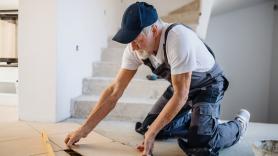 Tiene 81 años, solo toma una pastilla al día y sigue levantando casas con sus manos: "Un artista pinta hasta que se muere"