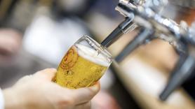 El bar de un pueblo de Sevilla donde sirven la cerveza en vasos de barro