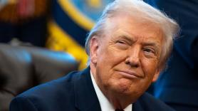 Trump defiende que su salud es "perfecta" y explica sus moratones en la mano