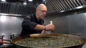Si el arroz tapa los tornillos, lo estás haciendo mal: la regla de oro de un maestro paellero para saber si tu paella tiene el volumen perfecto