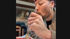 Marcus, estadounidense, prueba por primera vez el roscón de Reyes y su cara lo dice todo: le advierten de lo que no debe volver a hacer