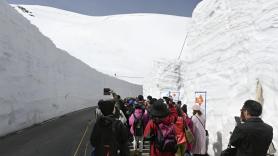 Una carretera discurre entre dos paredes de nieve de 20 metros de altura: equilibrio entre naturaleza e ingeniería