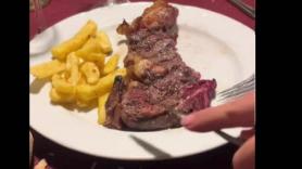 Pide en un restaurante la carne vuelta y vuelta y la forma en la que se la presentan deja flipando cinco millones de personas