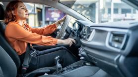 Los mecánicos avisan: calentar el coche parado solo tenía sentido antes de 1990 y explican por qué