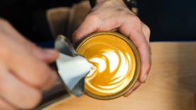 La dueña de una cafetería explica cómo saber si el café de especialidad que te están sirviendo realmente lo es