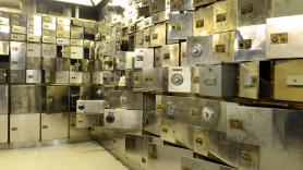 Roban 100 millones de la caja fuerte y el banco ofrece solo 10.300 euros a cada víctima: "Entraron con taladros industriales y estuvieron 2 días sin que saltara la alarma"