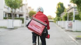 Aslane (24), repartidor: "Es esclavitud moderna, pero gano 2.500 euros y soy feliz así"