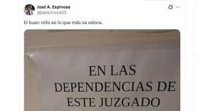 Un profesor de Lengua saca una conclusión del cartel que han colocado en un juzgado y que es toda una declaración de intenciones