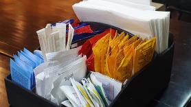 Confirmado por la UE: a partir de agosto de 2026 será obligatorio eliminar los sobres de kétchup, mayonesa, sal y aceite de los restaurantes