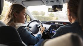 Sacarse el carnet de conducir ya cuesta 4.500 euros en la 'locomotora de Europa' y las autoescuelas están quebrando: "Es un colapso histórico"