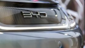 Ni BMW ni Mercedes: por qué a partir de ahora verás muchos más coches chinos de la marca BYD en series y películas