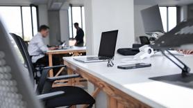 Vicente Ruiz, dueño de un negocio de oficinas compartidas: "En un coworking pequeño y con una ocupación del 80% se puede ganar 700 u 800 euros netos limpios al mes"