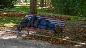 Pedro, 50 años, lleva tres años viviendo bajo un árbol: "No me importa tanto dormir al aire libre"