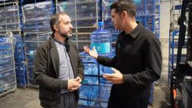 Juan, dueño de una empresa de agua: "Un repartidor puede cobrar hasta 35.000 euros, pero encontrar a alguien que cumpla las expectativas no es fácil"