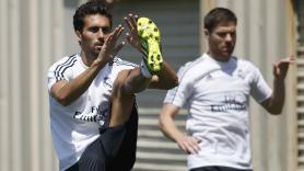 Todo queda en casa con Xabi y Arbeloa: traspaso en el banquillo del Real Madrid entre dos íntimos amigos