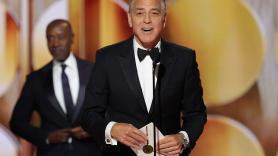 No es lo que dice sino cómo: nada más pisar el escenario de los Globos de Oro a George Clooney le hace falta poco para lanzar una pulla a Trump