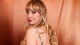 Jennifer Lawrence triunfa en la alfombra roja de los Globos de Oro con el 'vestido desnudo' más romántico