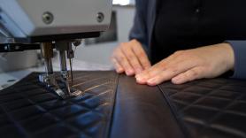 Vanesa, francesa que ha montado su negocio de artesanía en un pueblo de Cuenca: "La idea es que nuestro cuero comunique la vida en el pueblo"