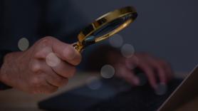 Un informático con 20 años en la empresa reclama 53.000 euros tras ser despedido por espiar a sus jefes: la Justicia lo rechaza y le impone pagar las costas del juicio