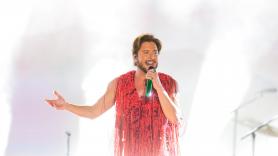 La respuesta de Manuel Carrasco cuando le comentan qué diría si un hijo suyo le dijera que "los menas son unos delincuentes"