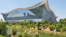 Con 1,76 millones de metros cuadrados que lo hacen 4 veces más grande que el Vaticano, este megaproyecto es el edificio más ancho del mundo, alberga 2.000 tiendas, un parque acuático y hasta tiene su propio cielo y una playa en la que nunca anochece