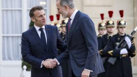Una experta en Casa Real se fija en lo que hace Macron justo al lado del rey Felipe VI: "Es un gesto impropio"