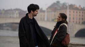 En 'The Guardian' no salen de su asombro ante esta serie española: "Deja a las demás como si las hubiera escrito una IA"