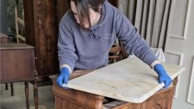 Restaura un escritorio y se encuentra por casualidad con un pedazo de historia oculto en su interior: "Nunca venderé esto"