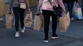 Natalie, compradora compulsiva, tiene 400 perfumes y 3.000 pastillas para la lavadora guardadas en su armario: "No puedo ni quiero parar"