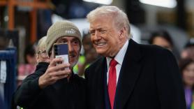 Trump pierde los papeles al escuchar como un trabajador de Ford le grita "protector de pedófilos"