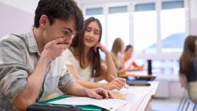 Un prestigioso historiador muestra el papel que entrega siempre a sus alumnos el primer día de curso: es para enmarcar y no olvidarlo nunca