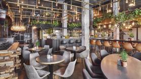 Entra en una "cafetería de especialidad" de Vitoria con un carro de bebé y lo que le dicen provoca un escándalo: "Me he sentido menospreciado"