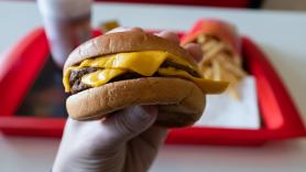 Los médicos de cabecera y farmacéuticos de un pueblo de 40.000 habitantes, en pie de guerra contra una cadena de comida rápida: "Estamos seriamente preocupados por su llegada"