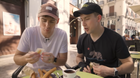 Dos ingleses prueban los churros en España y se rinden ante la evidencia: "El mundo se ríe de nosotros"