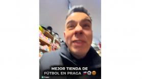 Senén, periodista asturiano, alucina al ver lo que hay en una tienda de Praga: "Almería, Albacete, Burgos... están todos, chaval"