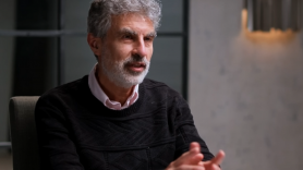 El arrepentimiento del 'padrino' de la IA al mirar a su nieto: "No sé si tendrá un futuro dentro de 20 años por culpa de lo que hemos creado"