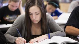 Lina, 18 años, después de que se haya prohibido el móvil en su instituto: "Antes sacaba un 8, ahora un 14"