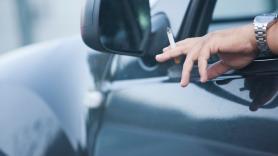 Multan a un jubilado con 115 euros por supuestamente tirar un cigarro por la ventanilla del coche: estaba a 700 kilómetros de distancia y nunca ha fumado