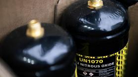 Rachid y Justin, jóvenes que venden 2.700 botellas del gas de la risa y la sorpresa viene con una factura: "Apenas ganamos 1.000 o 2.000 euros"