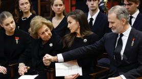 El cariño y consuelo de Felipe y Letizia, la princesa Leonor y la infanta Sofía a la reina Sofía en el funeral de Irene de Grecia