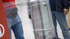 Confirmado por la UE: a partir de 2027 será obligatorio eliminar los plásticos para envolver maletas de los aeropuertos