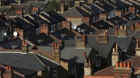 Leo y Kit, estudiantes que viven en un autobús averiado para ahorrarse el alquiler: "Sabíamos que debía haber una mejor manera de vivir en Oxford por menos"