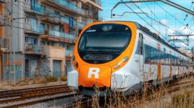 Dos accidentes ferroviarios en Cataluña: un cercanías descarrila y otro sufre un accidente al caerle un muro de contención